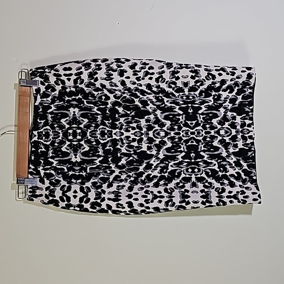 Mossimo Dresses & Skirts - Massimo Stretch Animal Print Pencil Skirt Size 6